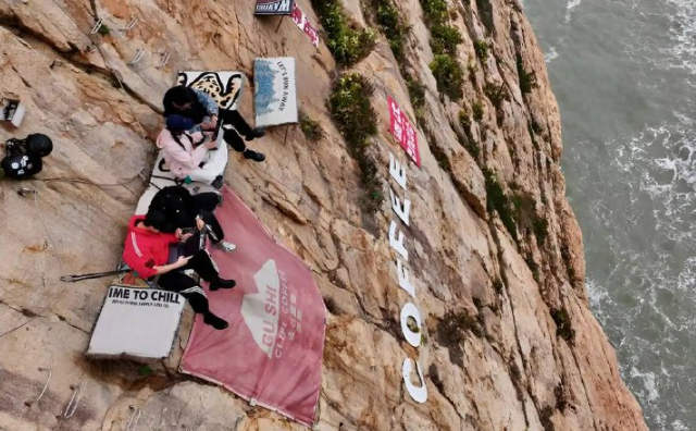 Este café pendurado em um penhasco pode ser o mais perigoso do mundo