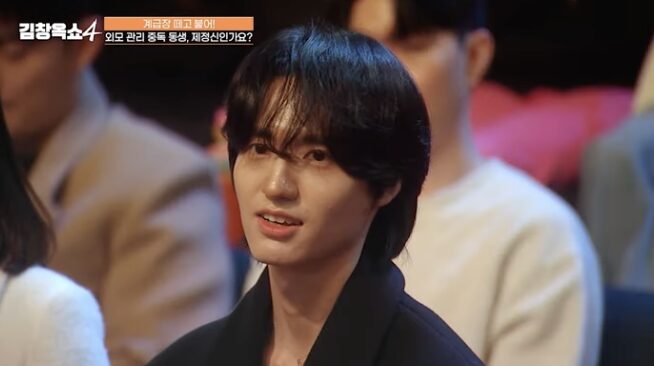 Homem nega ter recorrido à cirurgia plástica para conseguir uma 'aparência de ídolo', apesar da transformação chocante